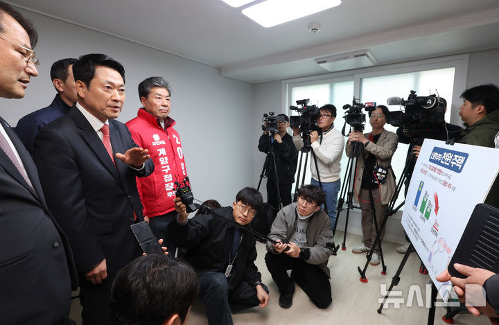 [인천=뉴시스] 전진환 기자 = 장동혁 국민의힘 대표가 6일 인천 계양구 계산동의 '천원 주택' 을 찾아 현황보고를 받고 있다.  2026.04.06. amin2@newsis.com