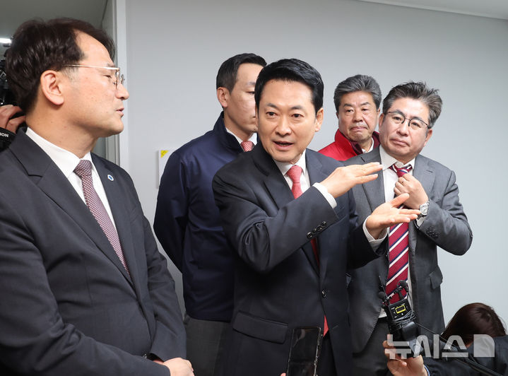 [인천=뉴시스] 전진환 기자 = 장동혁 국민의힘 대표가 6일 인천 계양구 계산동의 '천원 주택' 을 찾아 현황보고를 받고 있다.  2026.04.06. amin2@newsis.com