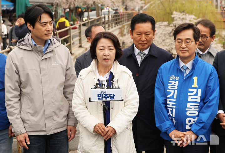 [수원=뉴시스] 김종택 기자 = 추미애 더불어민주당 경기도지사 경선 후보가 6일 경기 수원시 팔달구 못골종합시장을 방문한 뒤 백브리핑을 하고 있다. (공동취재) 2026.04.06. photo@newsis.com