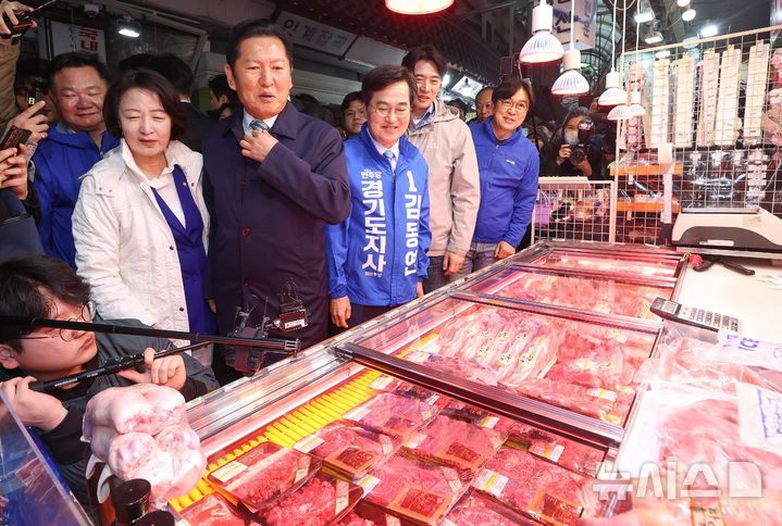 [수원=뉴시스] 김종택 기자 = 정청래 더불어민주당 당대표가 6일 경기 수원시 팔달구 못골종합시장을 방문하고 있다. (공동취재) 2026.04.06. photo@newsis.com