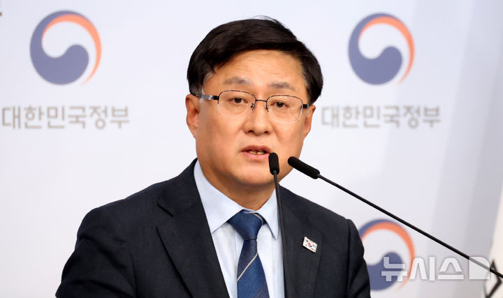 [서울=뉴시스] 추상철 기자 = 김성환 기후에너지환경부 장관이 6일 오후 서울 종로구 정부서울청사에서 에너지 대전환 추진 계획 발표 브리핑을 하고 있다. 2026.04.06. scchoo@newsis.com