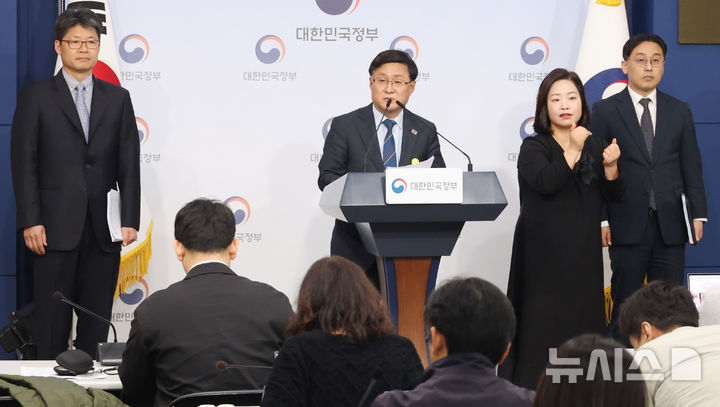 [서울=뉴시스] 추상철 기자 = 김성환 기후에너지환경부 장관이 6일 오후 서울 종로구 정부서울청사에서 에너지 대전환 추진 계획 발표 브리핑을 하고 있다. 2026.04.06. scchoo@newsis.com