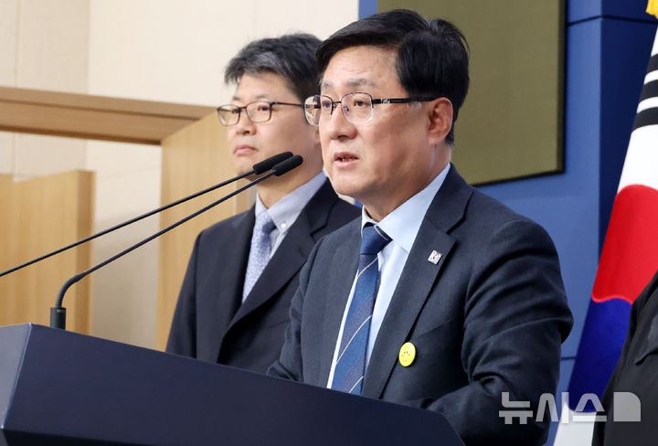 [서울=뉴시스] 추상철 기자 = 김성환 기후에너지환경부 장관이 6일 오후 서울 종로구 정부서울청사에서 에너지 대전환 추진 계획 발표 브리핑을 하고 있다. 2026.04.06. scchoo@newsis.com