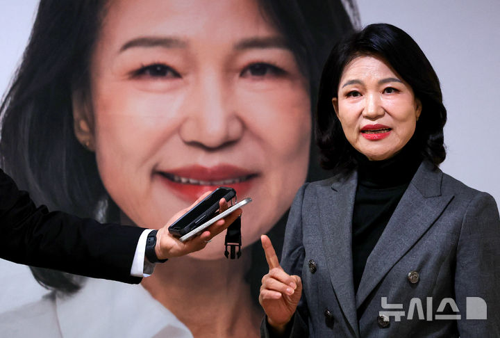 [대구=뉴시스] 이무열 기자 = 국민의힘 대구시장 경선에서 컷오프(공천 배제)된 이진숙 전 방송통신위원장이 6일 대구 중구 캠프 사무실에서 취재진 질문에 답하고 있다. 2026.04.06. lmy@newsis.com