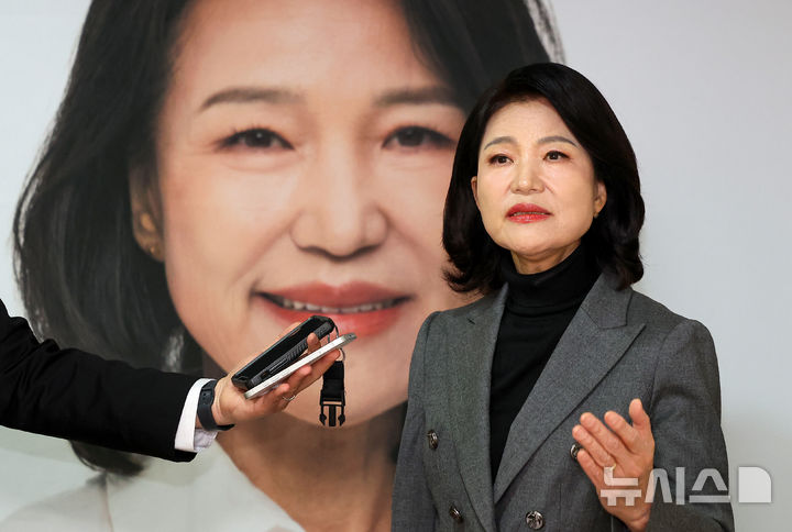 [대구=뉴시스] 이무열 기자 = 국민의힘 대구시장 경선에서 컷오프(공천 배제)된 이진숙 전 방송통신위원장이 6일 대구 중구 캠프 사무실에서 취재진 질문에 답하고 있다. 2026.04.06. lmy@newsis.com