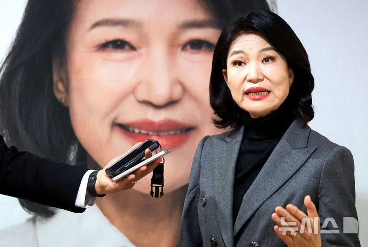 [대구=뉴시스] 이무열 기자 = 국민의힘 대구시장 경선에서 컷오프(공천 배제)된 이진숙 전 방송통신위원장이 6일 대구 중구 캠프 사무실에서 취재진 질문에 답하고 있다. 2026.04.06. lmy@newsis.com