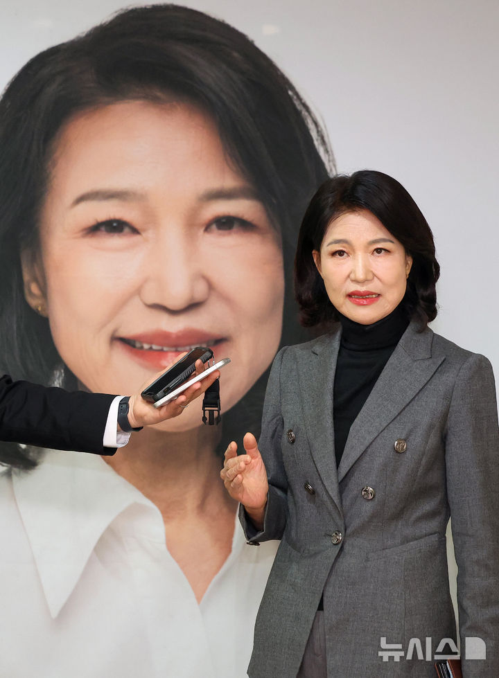 [대구=뉴시스] 이무열 기자 = 국민의힘 대구시장 경선에서 컷오프(공천 배제)된 이진숙 전 방송통신위원장이 6일 대구 중구 캠프 사무실에서 취재진 질문에 답하고 있다. 2026.04.06. lmy@newsis.com