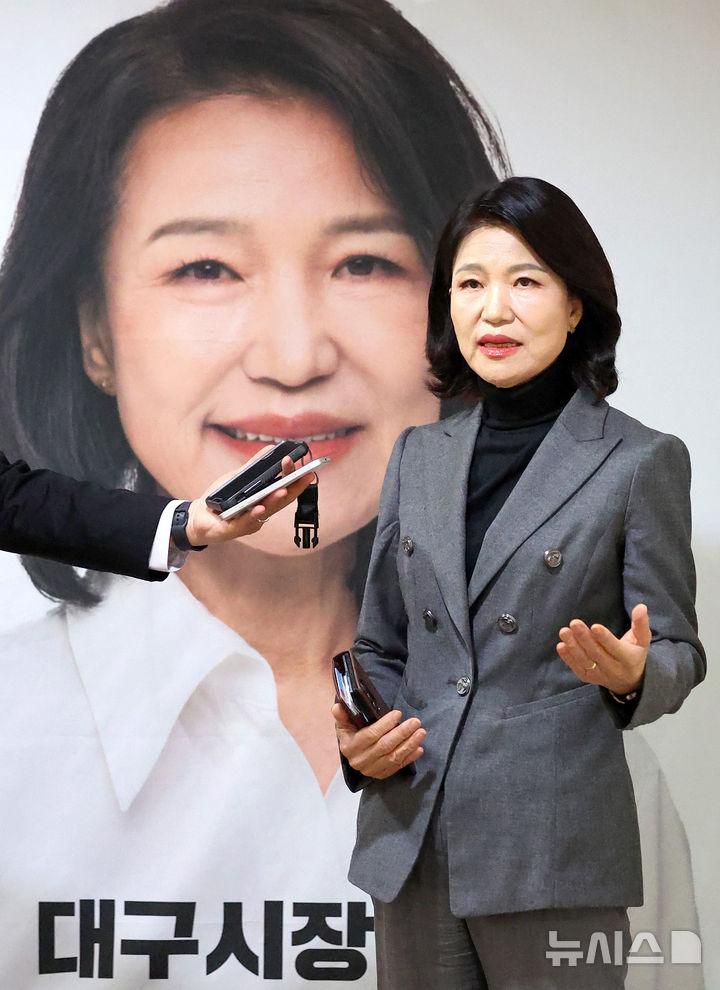 [대구=뉴시스] 이무열 기자 = 국민의힘 대구시장 경선에서 컷오프(공천 배제)된 이진숙 전 방송통신위원장이 6일 대구 중구 캠프 사무실에서 취재진 질문에 답하고 있다. 2026.04.06. lmy@newsis.com