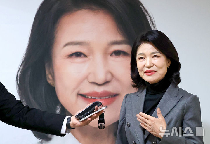 [대구=뉴시스] 이무열 기자 = 국민의힘 대구시장 경선에서 컷오프(공천 배제)된 이진숙 전 방송통신위원장이 6일 대구 중구 캠프 사무실에서 취재진 질문에 답하고 있다. 2026.04.06. lmy@newsis.com