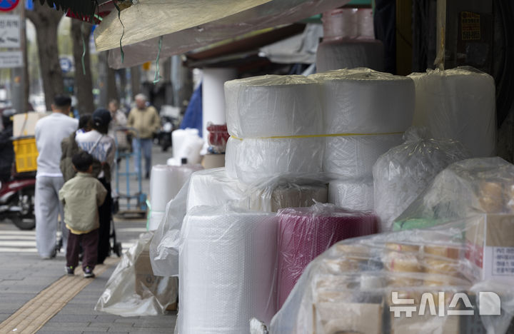 [서울=뉴시스] 김근수 기자 = 중동사태로 비닐 원료 수급 부족이 이어지는 지난 6일 서울 시내의 한 포장비닐 업체 앞에 포장 비닐봉투가 진열돼 있다. 2026.04.06. ks@newsis.com