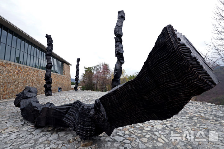 [원주=뉴시스] 박진희 기자 = 한솔문화재단의 뮤지엄 SAN은 6일 강원 원주시 뮤지엄 산에서 한국 현대 미술 작가 이배의 개인전 'En attendant: 기다리며' 기자간담회를 갖고 숯을 매개로 자연과 인간, 시간과 존재가 교차하는 관계망을 심층적으로 조망한 작품 '붓질 Brushstroke'을 선보이고 있다. 이번 전시는 뮤지엄 SAN 개관 이래 최초로 선보이는 국내 작가 개인전이다. 2026.04.06. pak7130@newsis.com