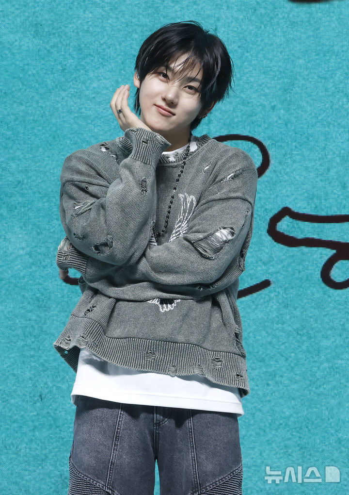 [서울=뉴시스] 김혜진 기자 = 그룹 킥플립 계훈이 6일 오후 서울 광진구 예스24라이브홀에서 열린 네 번째 미니앨범 '마이 퍼스트 킥' 쇼케이스에서 포즈를 취하고 있다. 2026.04.06. jini@newsis.com