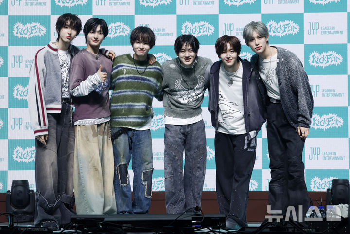 [서울=뉴시스] 김혜진 기자 = 그룹 킥플립(왼쪽부터 주왕, 동화, 케이주, 계훈, 동현, 민제)이 6일 오후 서울 광진구 예스24라이브홀에서 열린 네 번째 미니앨범 '마이 퍼스트 킥' 쇼케이스에서 포즈를 취하고 있다. 2026.04.06. jini@newsis.com