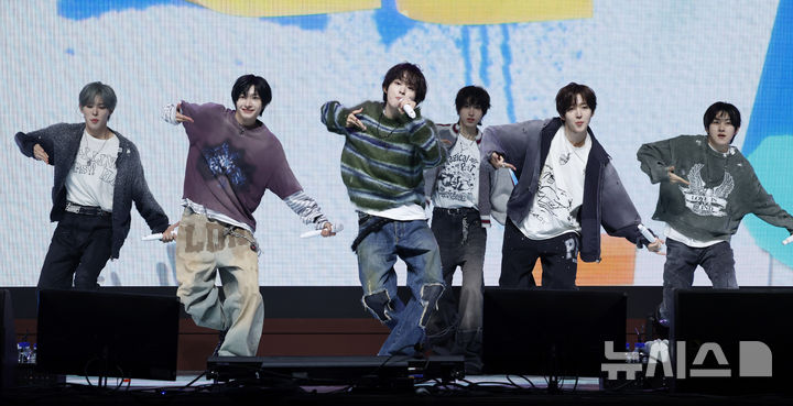 [서울=뉴시스] 김혜진 기자 = 그룹 킥플립이 6일 오후 서울 광진구 예스24라이브홀에서 열린 네 번째 미니앨범 '마이 퍼스트 킥' 쇼케이스에서 무대를 선보이고 있다. 2026.04.06. jini@newsis.com