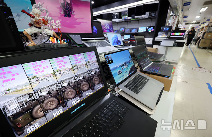 [서울=뉴시스] 조성우 기자 = 6일 오후 서울 용산구 선인상가 컴퓨터 매장에 노트북이 진열돼 있다. 2026.04.06. xconfind@newsis.com