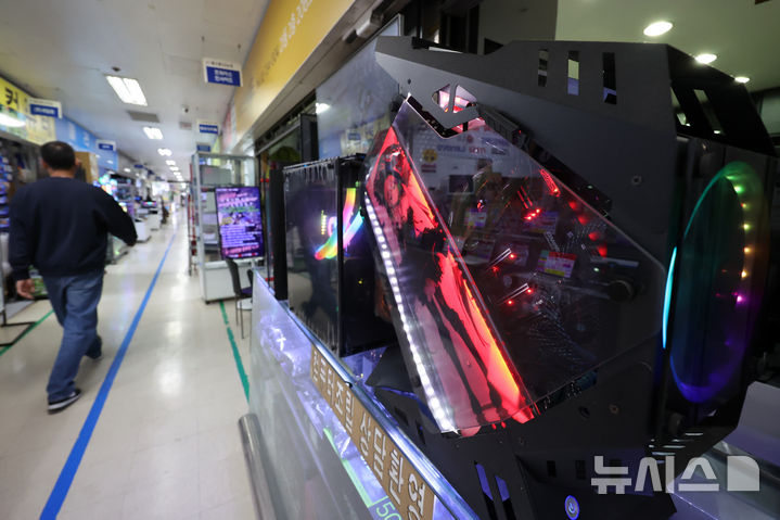 [서울=뉴시스] 조성우 기자 = 중동 전쟁 여파로 국제유가가 급등하면서 공업제품 물가가 2년 5개월 만에 최대 상승폭을 기록한 가운데 6일 오후 서울 용산구 선인상가 컴퓨터 매장에 컴퓨터 본체가 진열돼 있다. 통계청 국가통계포털(KOSIS)에 따르면 지난 3월 공업제품 물가는 전년 동월 대비 2.7% 상승했다. 이는 2023년 10월(3.6%) 이후 2년 5개월 만에 가장 큰 상승폭이다.