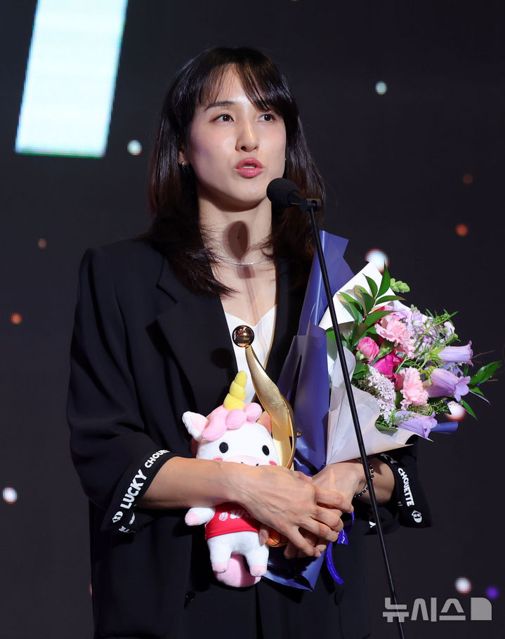 [서울=뉴시스] 홍효식 기자 = 6일 서울 용산구 서울드래곤시티에서 열린 2025-2026 여자프로농구 정규리그 시상식에서 맑은기술 윤덕주상을 수상한 우리은행 김단비가 소감을 밝히고 있다. 2026.04.06. yesphoto@newsis.com