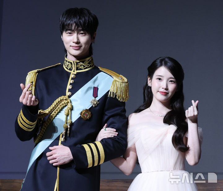 [서울=뉴시스] 조수정 기자 = 배우 아이유(이지은)와 변우석이 6일 오후 서울 강남구 조선팰리스 서울강남에서 열린 MBC 금토드라마 '21세기 대군부인' 제작발표회에서 포토타임 때 포즈를 취하고 있다. 21세기 대군부인은 오는 10일부터 방송한다. 2026.04.06. chocrystal@newsis.com