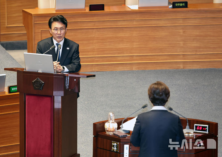 [서울=뉴시스] 김금보 기자 = 김민석 국무총리가 6일 오후 서울 여의도 국회에서 열린 제434회국회(임시회) 제2차 본회의에서 이언주 더불어민주당 의원의 경제에 관한 대정부질문에 답변을 하고 있다. 2026.04.06. kgb@newsis.com
