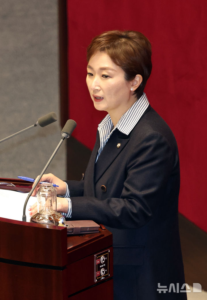 [서울=뉴시스] 김금보 기자 = 이언주 더불어민주당 의원이 6일 오후 서울 여의도 국회에서 열린 제434회국회(임시회) 제2차 본회의에서 경제에 관한 대정부질문에 앞서 기조 발언을 하고 있다. 2026.04.06. kgb@newsis.com