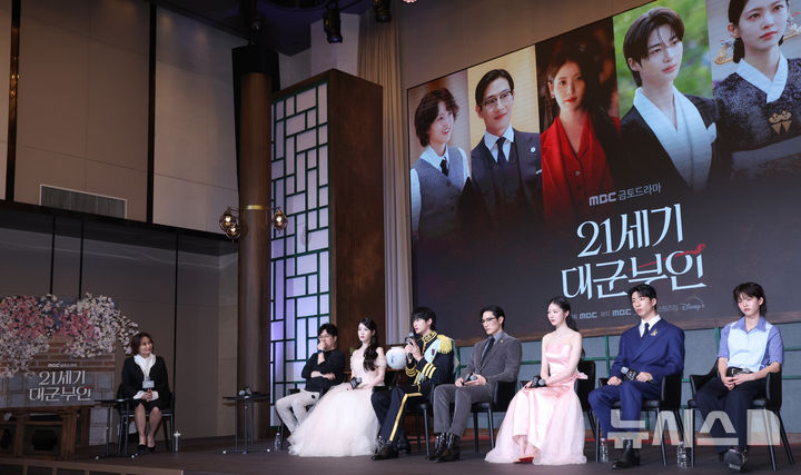 [서울=뉴시스] 조수정 기자 = 배우 변우석이 지난 6일 오후 서울 강남구 조선팰리스 서울강남에서 열린 MBC 금토드라마 '21세기 대군부인' 제작발표회에서 기자들의 질문에 답하고 있다. 왼쪽부터 사회자인 박경림, 박준화 감독, 배우 아이유(이지은),변우석, 노상현, 공승연, 유수빈, 이연. 2026.04.06. chocrystal@newsis.com