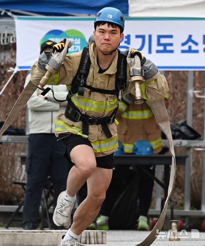 [용인=뉴시스] 김종택기자 = 6일 경기 용인시 처인구 경기도소방학교에서 열린 '2026년 경기도 소방기술 경연대회'에서 최강소방관 종목에 참가한 소방관이 기량을 펼치고 있다. 2026.04.06. jtk@newsis.com