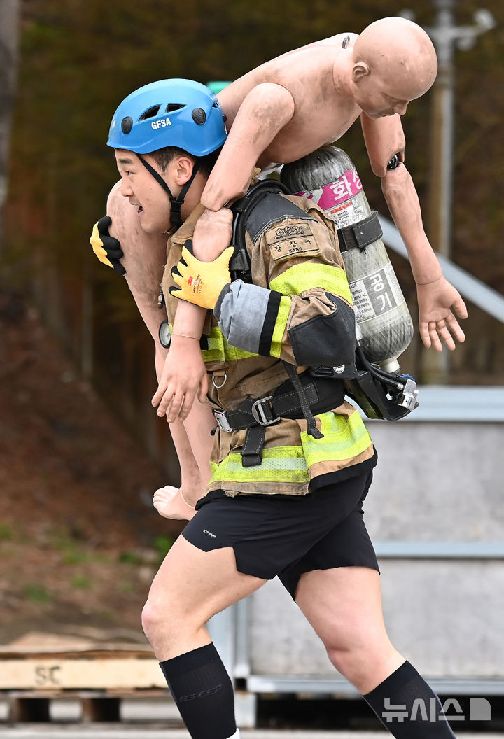 [용인=뉴시스] 김종택기자 = 6일 경기 용인시 처인구 경기도소방학교에서 열린 '2026년 경기도 소방기술 경연대회'에서 최강소방관 종목에 참가한 소방관이 기량을 펼치고 있다. 2026.04.06. jtk@newsis.com