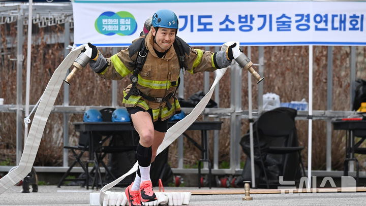 [용인=뉴시스] 김종택기자 = 6일 경기 용인시 처인구 경기도소방학교에서 열린 '2026년 경기도 소방기술 경연대회'에서 최강소방관 종목에 참가한 소방관이 기량을 펼치고 있다. 2026.04.06. jtk@newsis.com