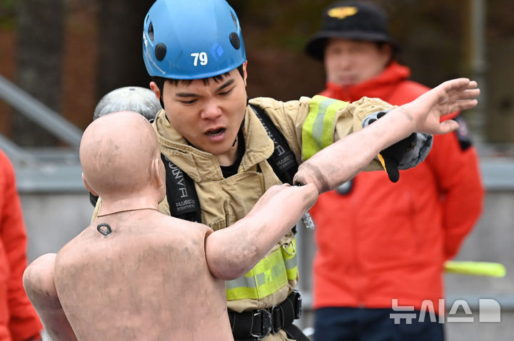 [용인=뉴시스] 김종택기자 = 6일 경기 용인시 처인구 경기도소방학교에서 열린 '2026년 경기도 소방기술 경연대회'에서 최강소방관 종목에 참가한 소방관이 기량을 펼치고 있다. 2026.04.06. jtk@newsis.com