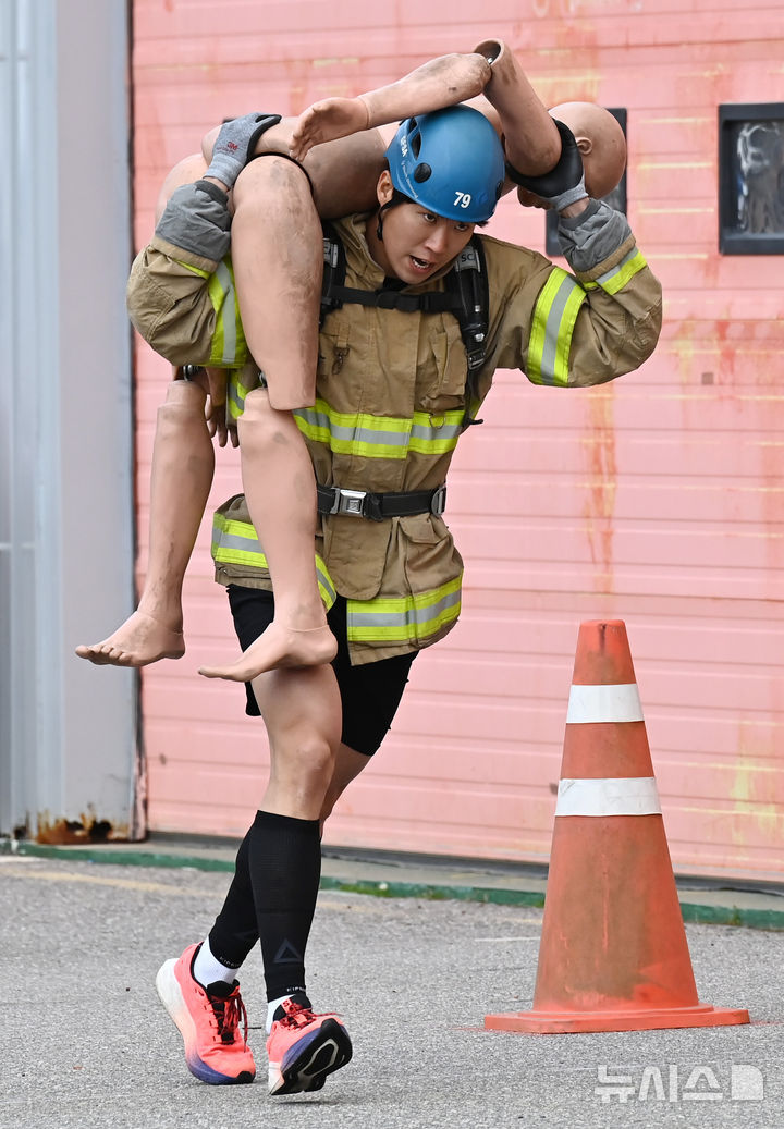 [용인=뉴시스] 김종택기자 = 6일 경기 용인시 처인구 경기도소방학교에서 열린 '2026년 경기도 소방기술 경연대회'에서 최강소방관 종목에 참가한 소방관이 기량을 펼치고 있다. 2026.04.06. jtk@newsis.com