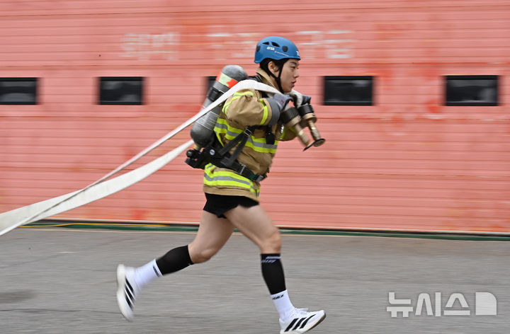 [용인=뉴시스] 김종택기자 = 6일 경기 용인시 처인구 경기도소방학교에서 열린 '2026년 경기도 소방기술 경연대회'에서 최강소방관 종목에 참가한 소방관이 기량을 펼치고 있다. 2026.04.06. jtk@newsis.com