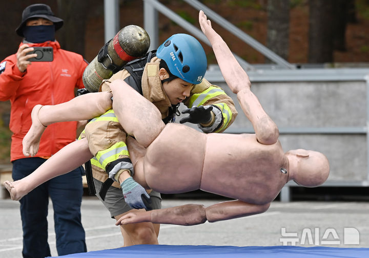 [용인=뉴시스] 김종택기자 = 6일 경기 용인시 처인구 경기도소방학교에서 열린 '2026년 경기도 소방기술 경연대회'에서 최강소방관 종목에 참가한 소방관이 기량을 펼치고 있다. 2026.04.06. jtk@newsis.com