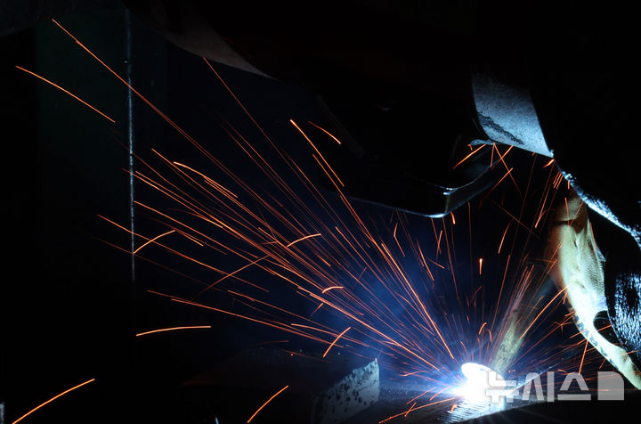 [서울=뉴시스] 배훈식 기자 = 2026년 서울시 기능경기대회가 열린 6일 오후 서울 동작구 서울공업고등학교에서 용접 부문 참가 학생이 과제를 수행하고 있다. 2026.04.06. dahora83@newsis.com