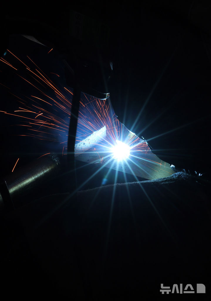 [서울=뉴시스] 배훈식 기자 = 2026년 서울시 기능경기대회가 열린 6일 오후 서울 동작구 서울공업고등학교에서 용접 부문 참가 학생이 과제를 수행하고 있다. 2026.04.06. dahora83@newsis.com