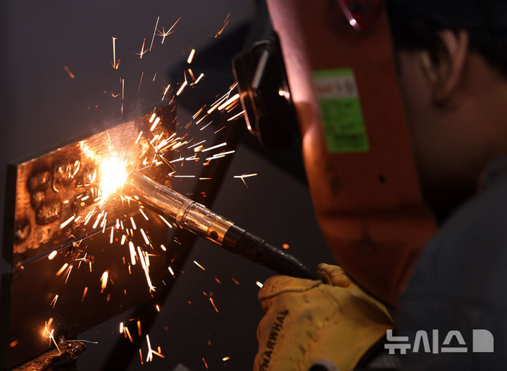 [서울=뉴시스] 배훈식 기자 = 2026년 서울시 기능경기대회가 열린 6일 오후 서울 동작구 서울공업고등학교에서 용접 부문 참가 학생이 과제를 수행하고 있다. 2026.04.06. dahora83@newsis.com