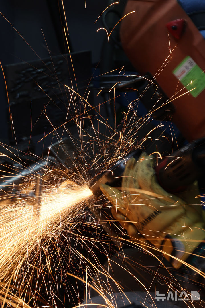 [서울=뉴시스] 배훈식 기자 = 2026년 서울시 기능경기대회가 열린 6일 오후 서울 동작구 서울공업고등학교에서 용접 부문 참가 학생이 과제를 수행하고 있다. 2026.04.06. dahora83@newsis.com