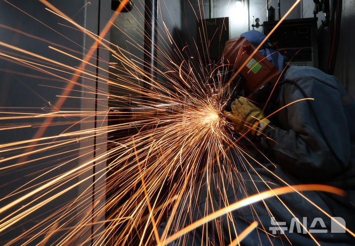 [서울=뉴시스] 배훈식 기자 = 2026년 서울시 기능경기대회가 열린 6일 오후 서울 동작구 서울공업고등학교에서 용접 부문 참가 학생이 과제를 수행하고 있다. 2026.04.06. dahora83@newsis.com