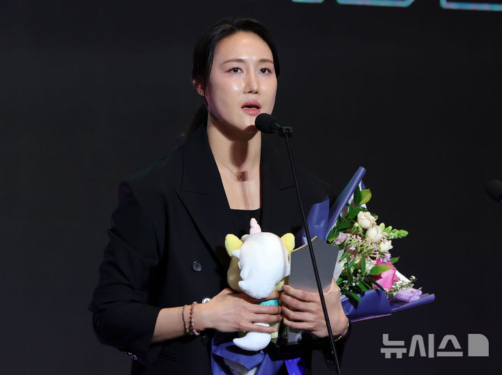 [서울=뉴시스] 홍효식 기자 = 6일 서울 용산구 서울드래곤시티에서 열린 2025-2026 여자프로농구 정규리그 시상식에서 특별상을 수상한 우리은행 김정은이 소감을 밝히고 있다. 2026.04.06. yesphoto@newsis.com