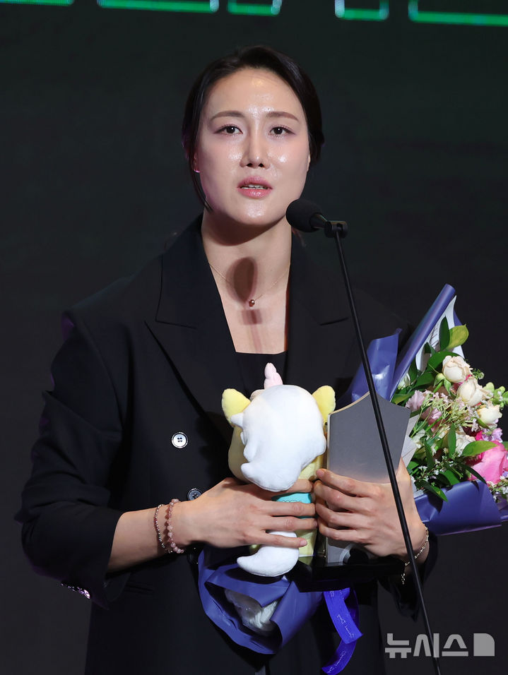 [서울=뉴시스] 홍효식 기자 = 6일 서울 용산구 서울드래곤시티에서 열린 2025-2026 여자프로농구 정규리그 시상식에서 특별상을 수상한 우리은행 김정은이 소감을 밝히고 있다. 2026.04.06. yesphoto@newsis.com