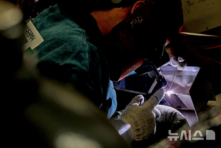 [대구=뉴시스] 이무열 기자 = 6일 대구 동구 대구공업고등학교에서 열린 ‘2026년 대구광역시 지방기능경기대회’ 용접 종목에 참가한 한 학생이 갈고 닦은 실력을 발휘하고 있다. 2026.04.06. lmy@newsis.com
