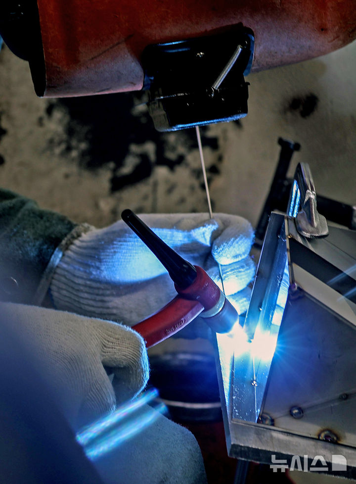 [대구=뉴시스] 이무열 기자 = 6일 대구 동구 대구공업고등학교에서 열린 ‘2026년 대구광역시 지방기능경기대회’ 용접 종목에 참가한 한 학생이 갈고 닦은 실력을 발휘하고 있다. 2026.04.06. lmy@newsis.com