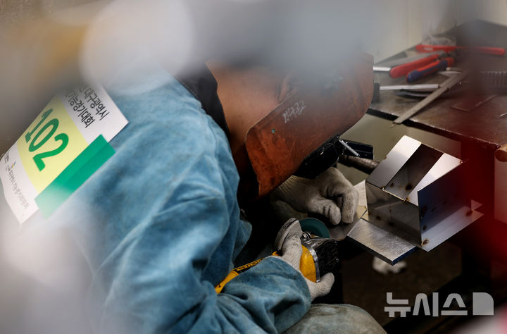 [대구=뉴시스] 이무열 기자 = 6일 대구 동구 대구공업고등학교에서 열린 ‘2026년 대구광역시 지방기능경기대회’ 용접 종목에 참가한 한 학생이 갈고 닦은 실력을 발휘하고 있다. 2026.04.06. lmy@newsis.com