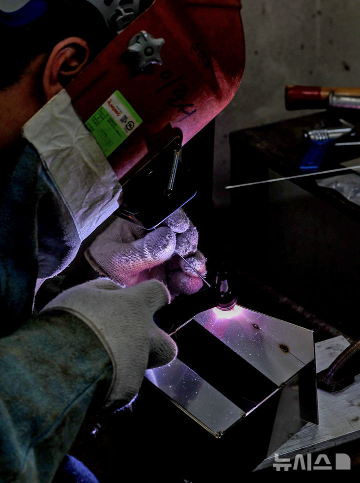 [대구=뉴시스] 이무열 기자 = 6일 대구 동구 대구공업고등학교에서 열린 ‘2026년 대구광역시 지방기능경기대회’ 용접 종목에 참가한 한 학생이 갈고 닦은 실력을 발휘하고 있다. 2026.04.06. lmy@newsis.com