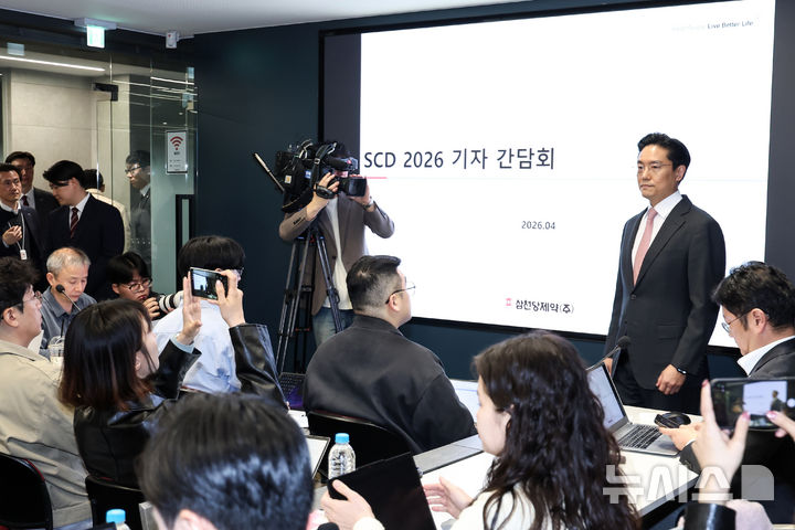 [서울=뉴시스] 조성우 기자 = 전인석 삼천당제약 대표가 6일 오후 서울 서초구 삼천당제약 본사에서 열린 기자간담회에 참석해 있다. (공동취재) 2026.04.06. photo@newsis.com