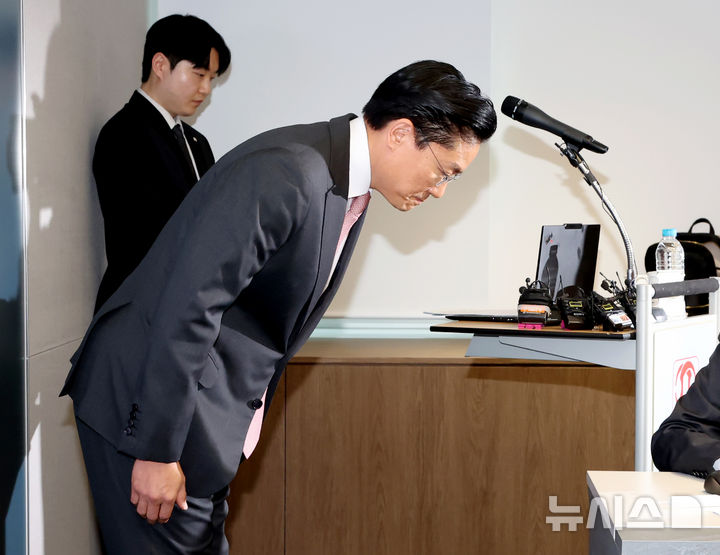 [서울=뉴시스] 조성우 기자 = 전인석 삼천당제약 대표가 6일 오후 서울 서초구 삼천당제약 본사에서 열린 기자간담회에서 인사하고 있다. (공동취재) 2026.04.06. photo@newsis.com