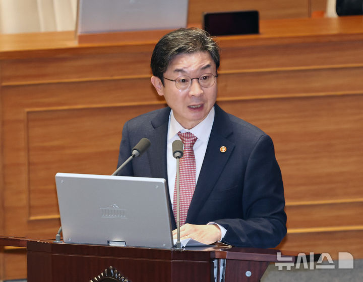 [서울=뉴시스] 김금보 기자 = 이억원 금융위원회 위원장이 6일 오후 서울 여의도 국회에서 열린 제434회국회(임시회) 제2차 본회의에서 오기형 더불어민주당 의원의 경제에 관한 대정부질문에 답변을 하고 있다. 2026.04.06. kgb@newsis.com