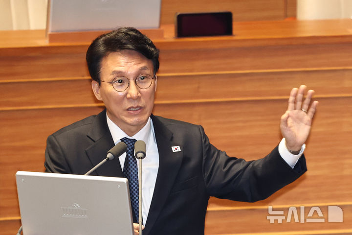 [서울=뉴시스] 김금보 기자 = 김민석 국무총리가 6일 오후 서울 여의고 국회에서 열린 제434회국회(임시회) 제2차 본회의에서 박수영 국민의힘 의원의 경제에 관한 대정부질문에 답변을 하고 있다. 2026.04.06. kgb@newsis.com
