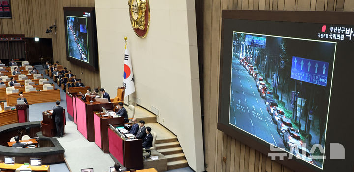 [서울=뉴시스] 김금보 기자 = 박수영 국민의힘 의원이 6일 오후 서울 여의도 국회에서 열린 제434회국회(임시회) 제2차 본회의에서 김민석 국무총리에게 주유소 차량행렬 사진을 보여주며 최고가격제에 대한 대정부질문을 하고 있다. 2026.04.06. kgb@newsis.com