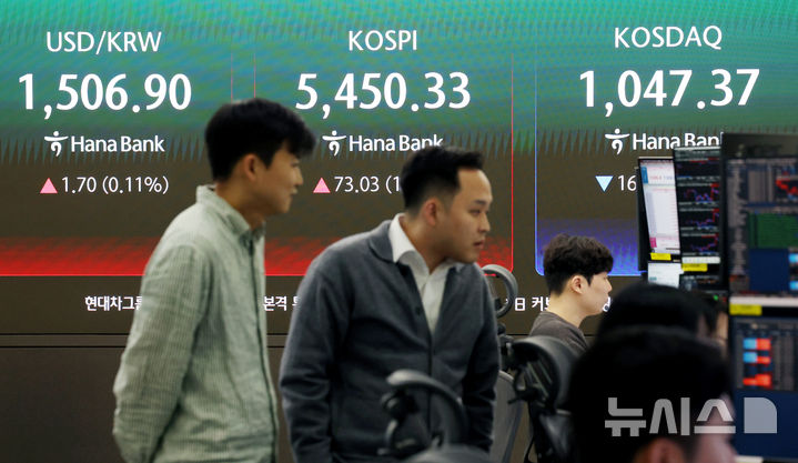 [서울=뉴시스] 김진아 기자 = '확전 불안' 속 코스피가 상승 마감한 지난 6일 서울 중구 하나은행 딜링룸에서 딜러들이 업무를 보고 있다. 2026.04.06. bluesoda@newsis.com