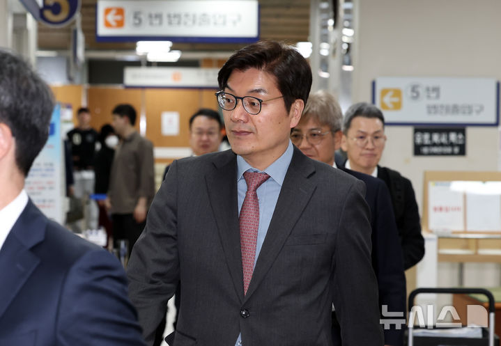 [서울=뉴시스] 최진석 기자 = 퇴직금 미지급 의혹으로 기소된 정종철 쿠팡풀필먼트서비스(CFS) 대표와 엄성환 전 대표 재판에서 일용직 근무자가 "절대로 선처와 용서를 베풀지 말아달라"며 엄벌을 호소했다. 이들에 대한 재판은 내달 18일 마무리될 예정이다. 사진은 정 대표가 지난 4월 6일 서울 서초구 서울중앙지법에서 열린 근로자퇴직급여 보장법 위반 혐의 관련 1차 공판에 출석하는 모습. 2026.10.21. myjs@newsis.com